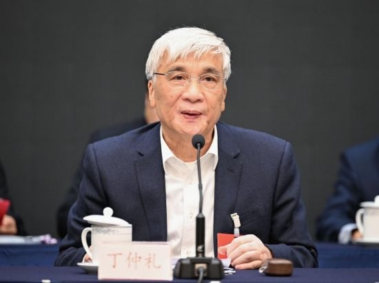 全國人大常委會副委員長、歐美同學(xué)會會長丁仲禮作工作報告