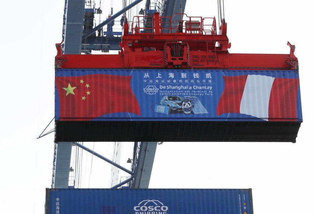 2024年11月14日，在秘魯首都利馬以北的錢凱港，岸邊智能化設備吊裝集裝箱。