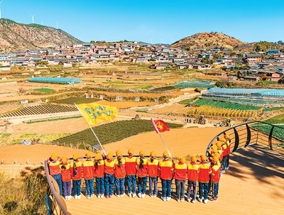 學(xué)生在攀枝花迤沙拉歷史文化主題研學(xué)基地參觀(guān)。 石 磊攝