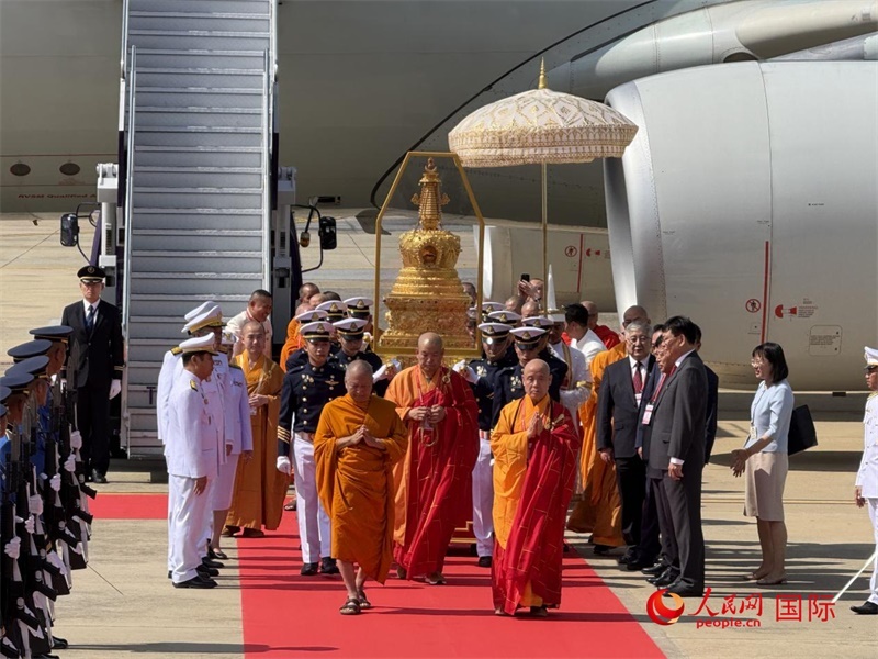 北京靈光寺佛牙舍利抵達(dá)泰國(guó)曼谷廊曼軍用機(jī)場(chǎng)。人民網(wǎng)記者章念生攝
