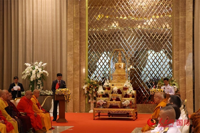 中泰兩國(guó)代表在曼谷廊曼軍用機(jī)場(chǎng)舉辦的迎請(qǐng)儀式上致辭。人民網(wǎng)記者楊一攝