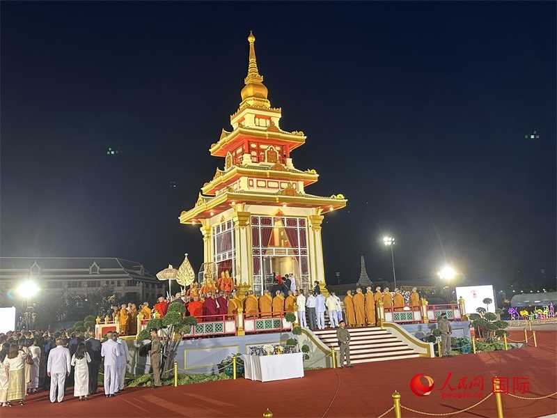 北京靈光寺佛牙舍利抵達(dá)王家田廣場(chǎng)安奉。人民網(wǎng)記者孫廣勇攝