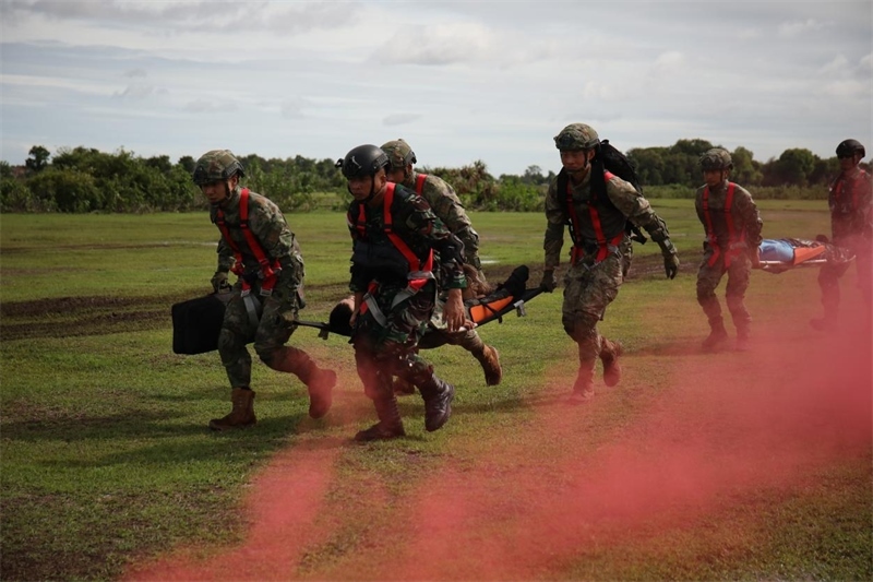 中印尼雙方空降兵隊員空降至指定地域后，迅速展開“傷病員”救治和轉(zhuǎn)移。段江山攝