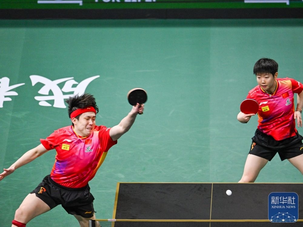 ↑中國(guó)隊(duì)組合王楚欽（左）/孫穎莎在混雙比賽中。新華社記者 王曦 攝