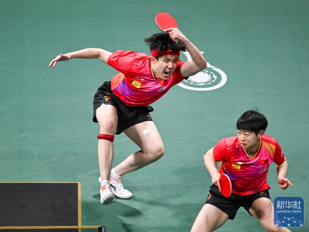 ↑中國(guó)隊(duì)組合王楚欽（左）/孫穎莎在混雙比賽中。新華社記者 王曦 攝
