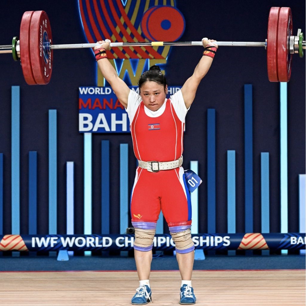 圖為李盛金在比賽中。圖片來源于國際舉重聯(lián)合會(huì)官網(wǎng)