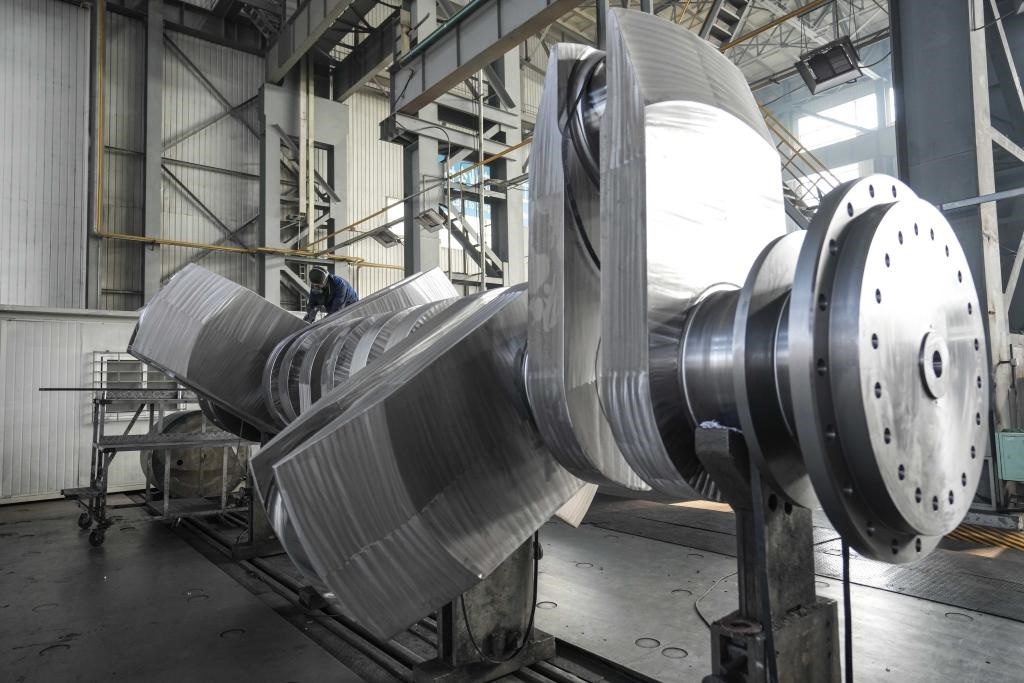 2024年1月11日，工人在大連華銳船用曲軸有限公司加工車間加工產(chǎn)品。新華社記者 潘昱龍 攝