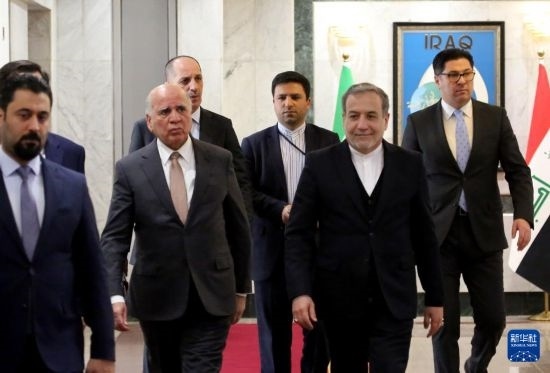 12月6日，伊拉克副總理兼外長(zhǎng)侯賽因（中左）在巴格達(dá)會(huì)見伊朗外長(zhǎng)阿拉格齊（中右）。新華社發(fā)（哈利勒·達(dá)伍德攝）