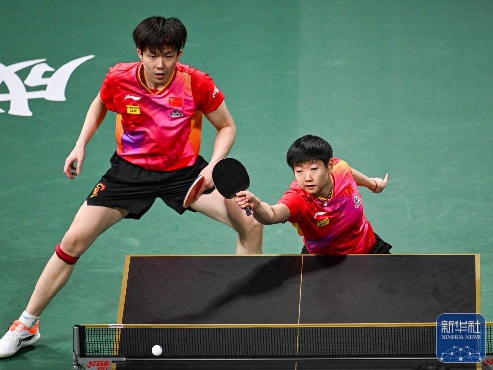 ↑中國(guó)隊(duì)組合王楚欽/孫穎莎（右）在混雙比賽中。新華社記者 王曦 攝