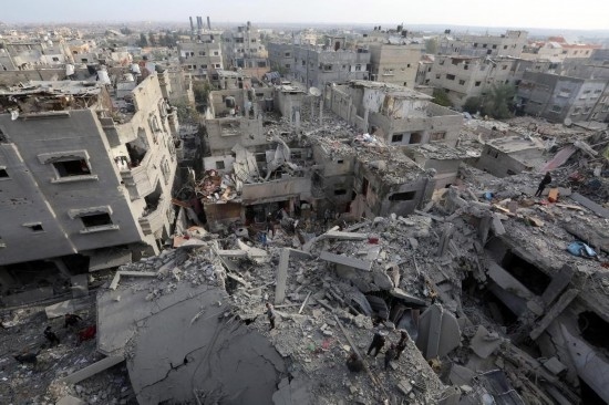 這是12月7日在加沙地帶中部努賽賴特難民營(yíng)拍攝的遭以軍轟炸后的建筑廢墟。新華社發(fā)（里澤克·阿卜杜勒賈瓦德攝）