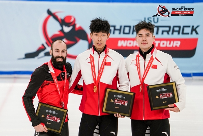 男子500米頒獎儀式，中國選手孫龍(中)奪得冠軍，加拿大選手杜博伊斯(左)獲得亞軍，中國選手劉少昂獲得季軍。賽事組委會供圖