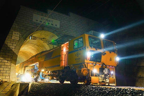 中老鐵路瑯勃拉邦維保管理中心的中老員工共同作業(yè)。周星攝