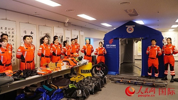 國(guó)航日韓支社捐贈(zèng)的專(zhuān)業(yè)救援裝備。人民網(wǎng) 蔣曉辰攝