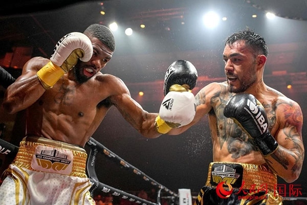 來自剛果民主共和國的帕特里克·穆卡拉（右）獲得了非洲80公斤級冠軍。人民網(wǎng) 塔里克·易卜拉欣攝