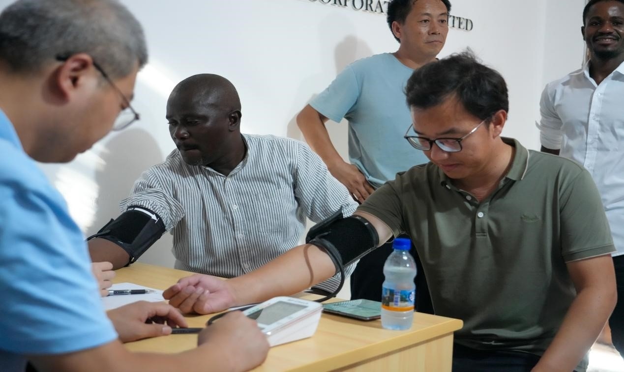 醫(yī)療隊(duì)專家診療現(xiàn)場(chǎng)。中國土木供圖