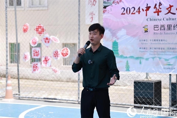 歌曲《故鄉(xiāng)的云》喚起了在外游子對故鄉(xiāng)的懷念。人民網(wǎng)記者 陳海琪攝