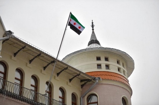 12月9日，在俄羅斯首都莫斯科，敘利亞駐俄羅斯使館升起代表敘利亞反對派的旗幟。新華社發(fā)（亞歷山大攝）