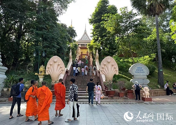 游客在金邊塔山寺游玩。人民網(wǎng)記者 簡承淵攝