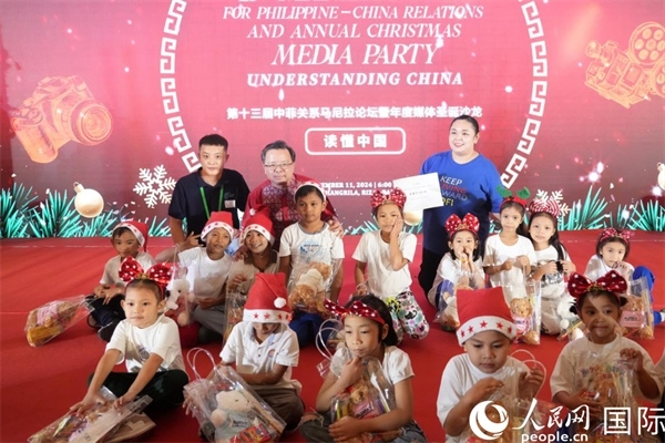 中國駐菲律賓大使黃溪連向馬尼拉帕科區(qū)孤兒贈送圣誕和新年禮物。人民網(wǎng)記者 樊帆攝