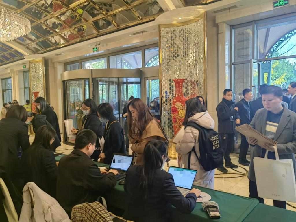 12月12日，第十批國家組織藥品集中帶量采購現(xiàn)場。新華社記者龔雯 攝