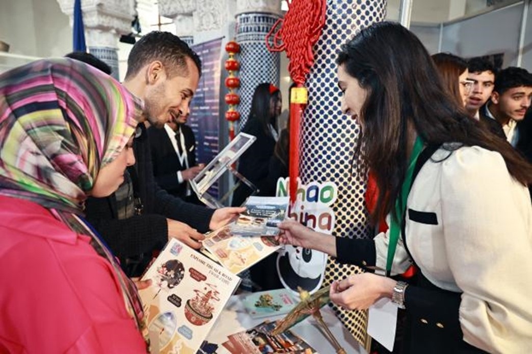 摩洛哥觀眾在中國(guó)展臺(tái)前觀看宣傳資料。拉巴特中國(guó)文化中心供圖