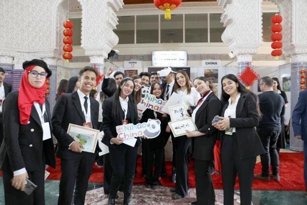 當(dāng)?shù)孛癖娛殖帧澳愫?！中?guó)”手牌合影。拉巴特中國(guó)文化中心供圖