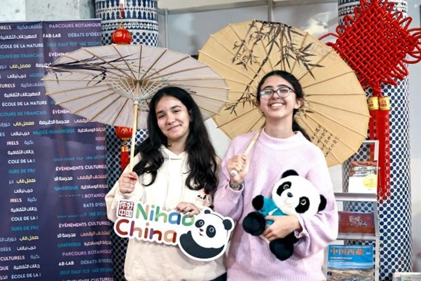 兩名女孩在合影。拉巴特中國(guó)文化中心供圖