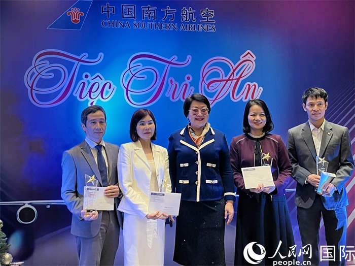 中越航司界代表在交流會(huì)上合影。人民網(wǎng)記者 楊曄攝