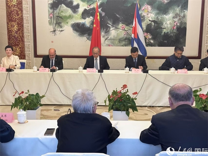 “紀(jì)念首批中國(guó)學(xué)生赴古巴留學(xué)暨中古開(kāi)啟教育合作60周年座談會(huì)”在京舉辦。人民網(wǎng)記者 趙健攝