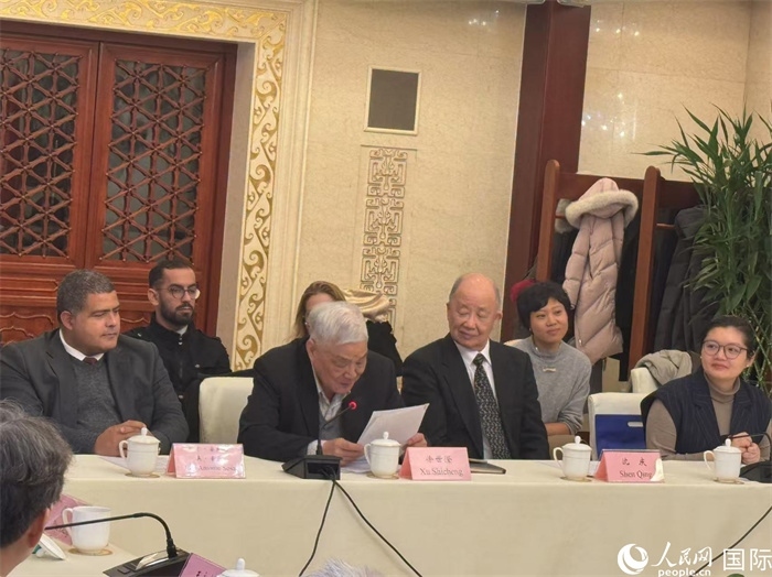 老一輩赴古留學(xué)生代表徐世澄在座談會(huì)上發(fā)言。人民網(wǎng)記者 趙健攝