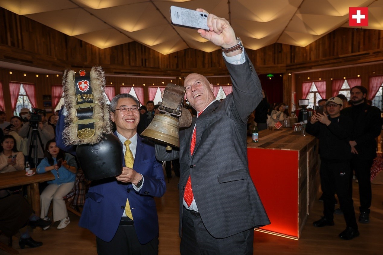 瑞士駐華大使白瑞誼與北京市西城區(qū)委副書記、代區(qū)長郅海杰搖響瑞士牛鈴，共同為小木屋揭幕。瑞士駐華大使館供圖
