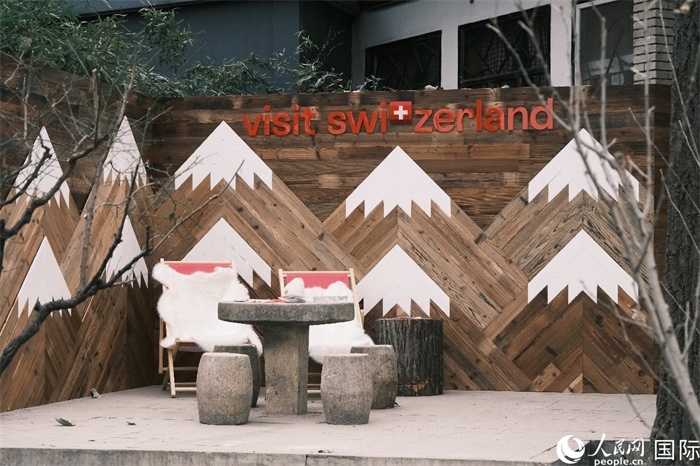 瑞士小木屋一隅，靜謐中散發(fā)出阿爾卑斯的冬日溫情。人民網 實習生黃睿攝