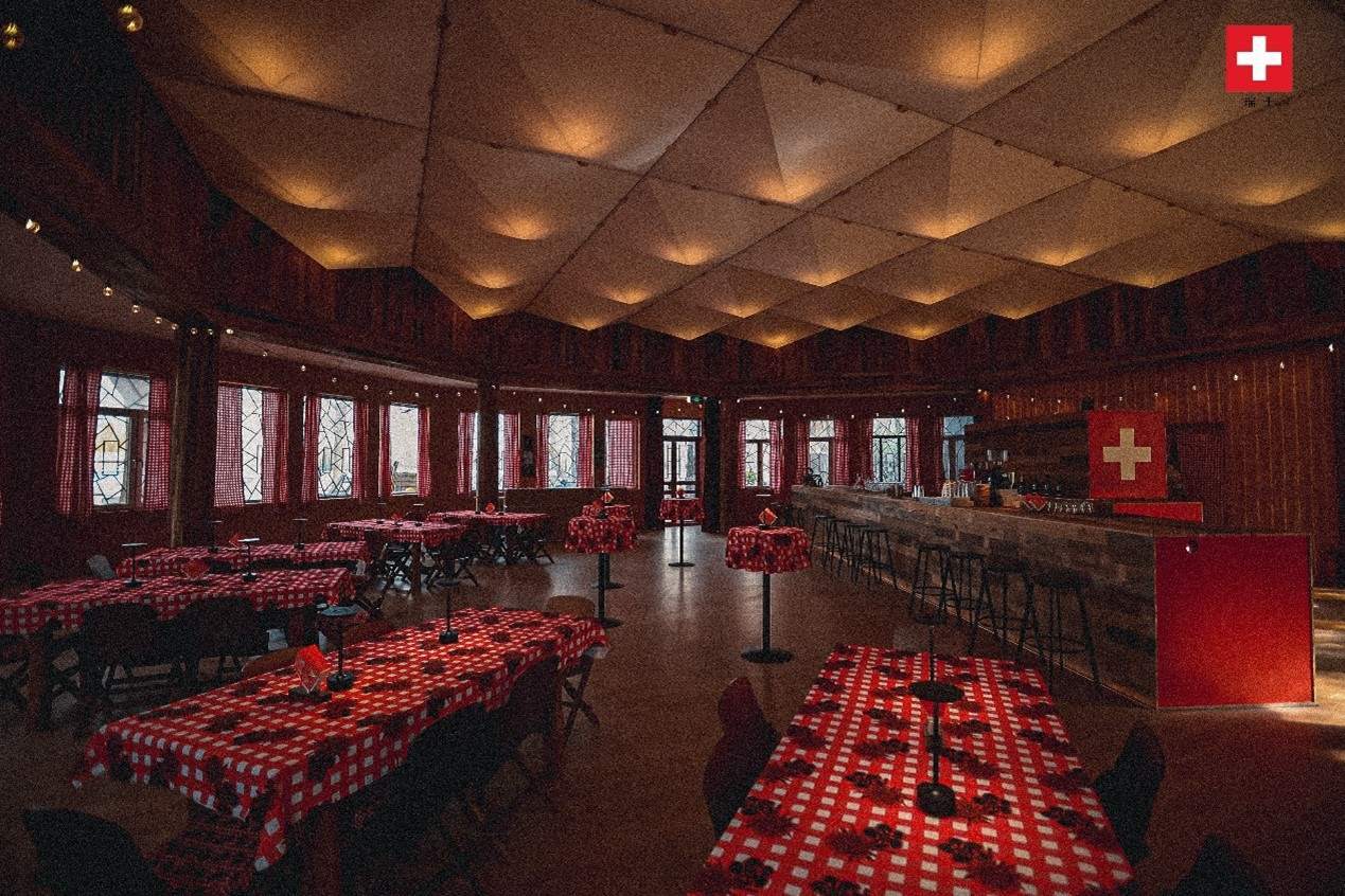 瑞士小木屋內飾采用瑞士紅、森林棕與雪山白三種主色調，營造出自然與現(xiàn)代交融的氛圍。瑞士使館供圖