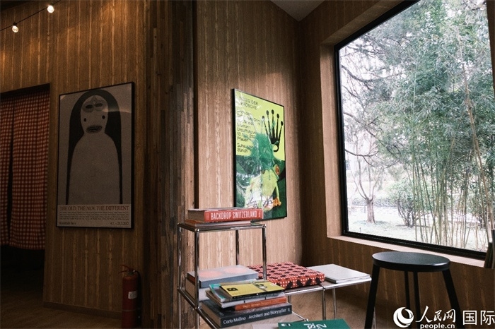 小木屋室內一角體現(xiàn)出時尚簡約的瑞士元素。人民網 實習生黃睿攝