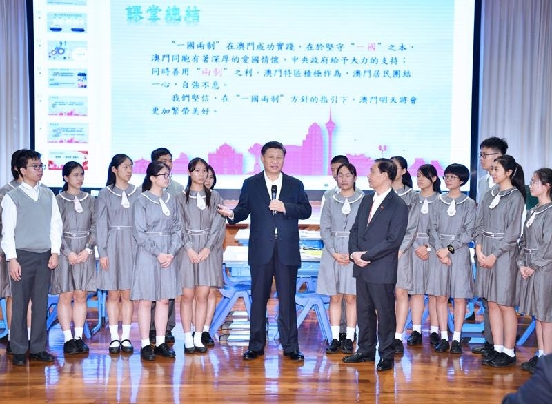 △2019年12月19日，在濠江中學(xué)附屬英才學(xué)校觀摩以“‘一國兩制’與澳門”為題的中國歷史公開課后，習(xí)近平主席走到學(xué)生中間即席發(fā)表重要講話。