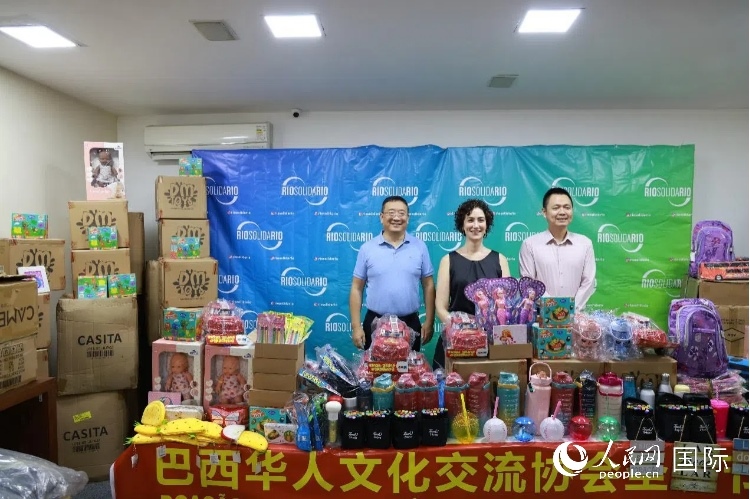 中國(guó)駐里約熱內(nèi)盧總領(lǐng)館副總領(lǐng)事王尉育（右）、里約慈善協(xié)會(huì)主席保拉·菲格雷多（中）、巴西華人文化交流協(xié)會(huì)主席上官建峰（左）出席捐贈(zèng)活動(dòng)并致辭。人民網(wǎng)記者 陳海琪攝