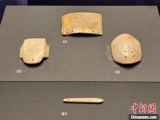 12月14日，“文明先鋒—凌家灘文化玉器展”在故宮博物院文華殿開幕。圖為展覽現(xiàn)場的玉龜、玉版和玉簽。 中新社記者 應(yīng)妮 攝