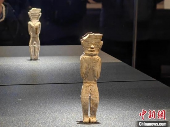 12月14日，“文明先鋒—凌家灘文化玉器展”在故宮博物院文華殿開幕。圖為展覽現(xiàn)場的立姿玉人。 中新社記者 應(yīng)妮 攝