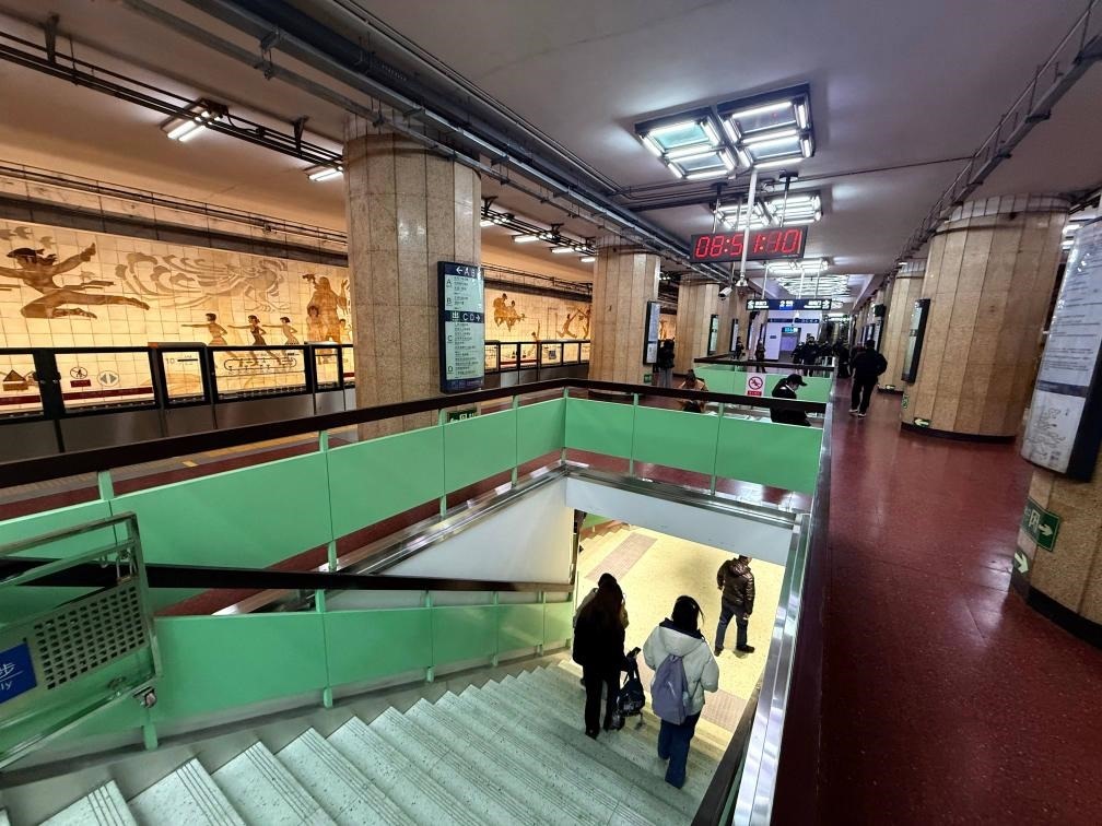 乘客從北京地鐵2號線東四十條站走“站中站”換乘地鐵3號線。新華社記者張驍 攝