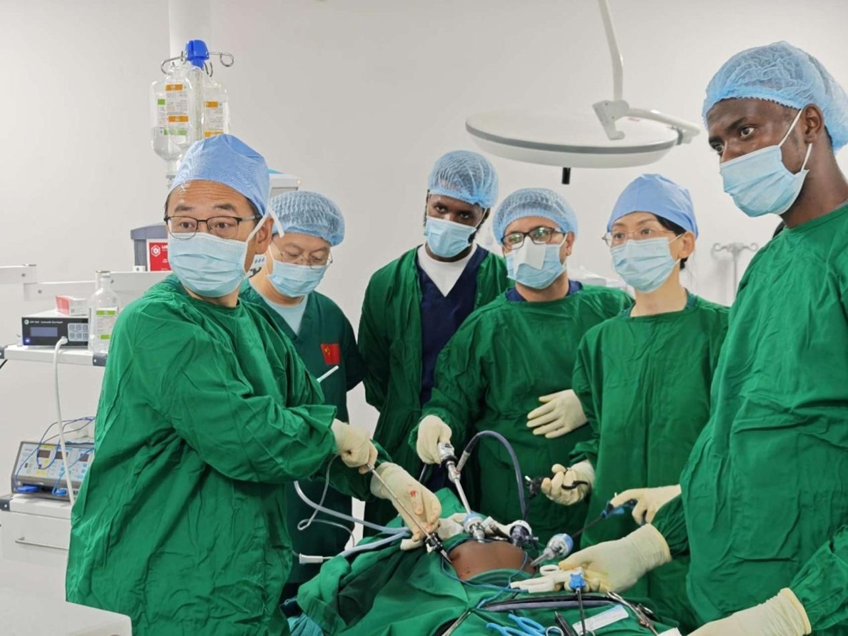 中外醫(yī)師合作進(jìn)行腹腔鏡手術(shù)。中國援桑醫(yī)療隊供圖