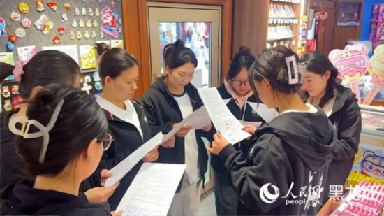 工會組織企業(yè)職工開展技能培訓(xùn)活動。人民網(wǎng)記者 張哲鑫攝