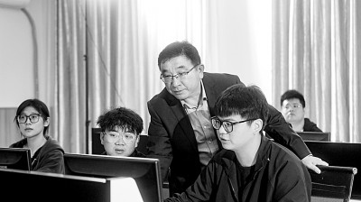 于濤教授對(duì)團(tuán)隊(duì)成員進(jìn)行技術(shù)指導(dǎo)。資料圖片