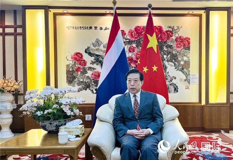 2024年12月10日，中國駐泰國大使韓志強在泰國曼谷接受中國—東盟中心（ACC）組織的“多彩東盟：2024年中國媒體東盟行”媒體團采訪。人民網(wǎng)記者 羨江楠攝