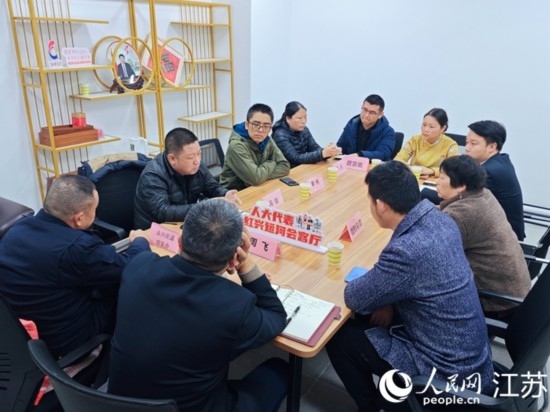 “紅興會(huì)客廳”，一場(chǎng)助企紓困協(xié)調(diào)會(huì)正在進(jìn)行。人民網(wǎng) 徐晨曦?cái)z