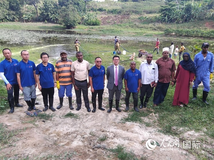 滅螺現(xiàn)場。施亮攝