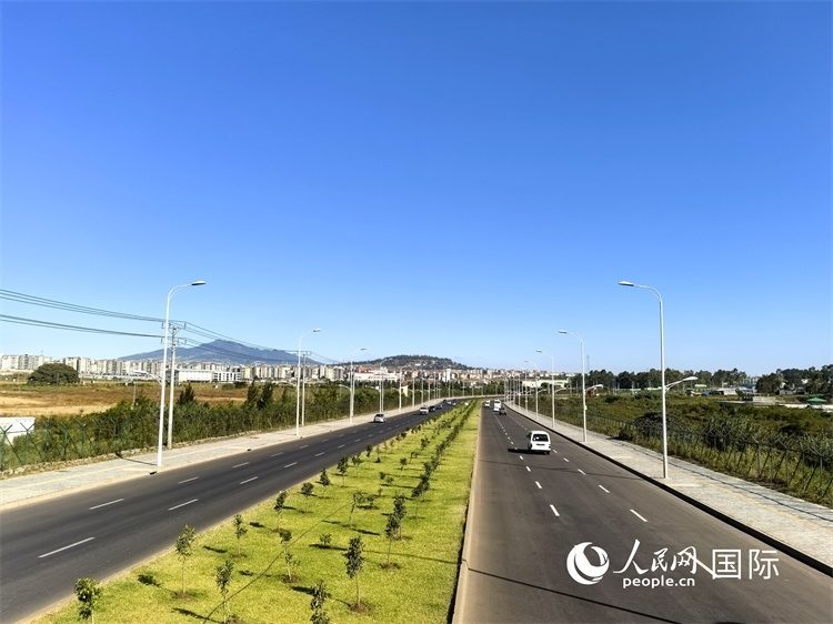 新近完工的埃塞俄比亞卡里提環(huán)線—布爾布拉—克林圖公路遠景。張洪衛(wèi)攝
