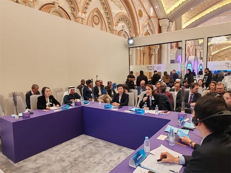 圖為與會代表圍繞主題進行發(fā)言討論。中國傳媒大學(xué)供圖。