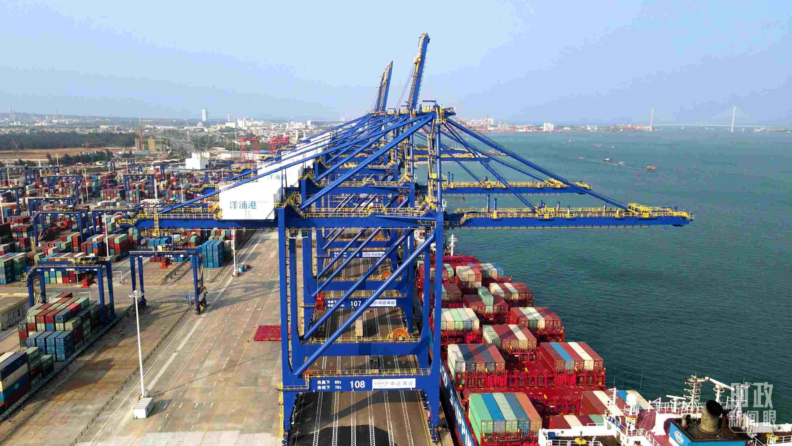 海南洋浦國際集裝箱碼頭小鏟灘港區(qū)。（總臺央視記者彭漢明拍攝）