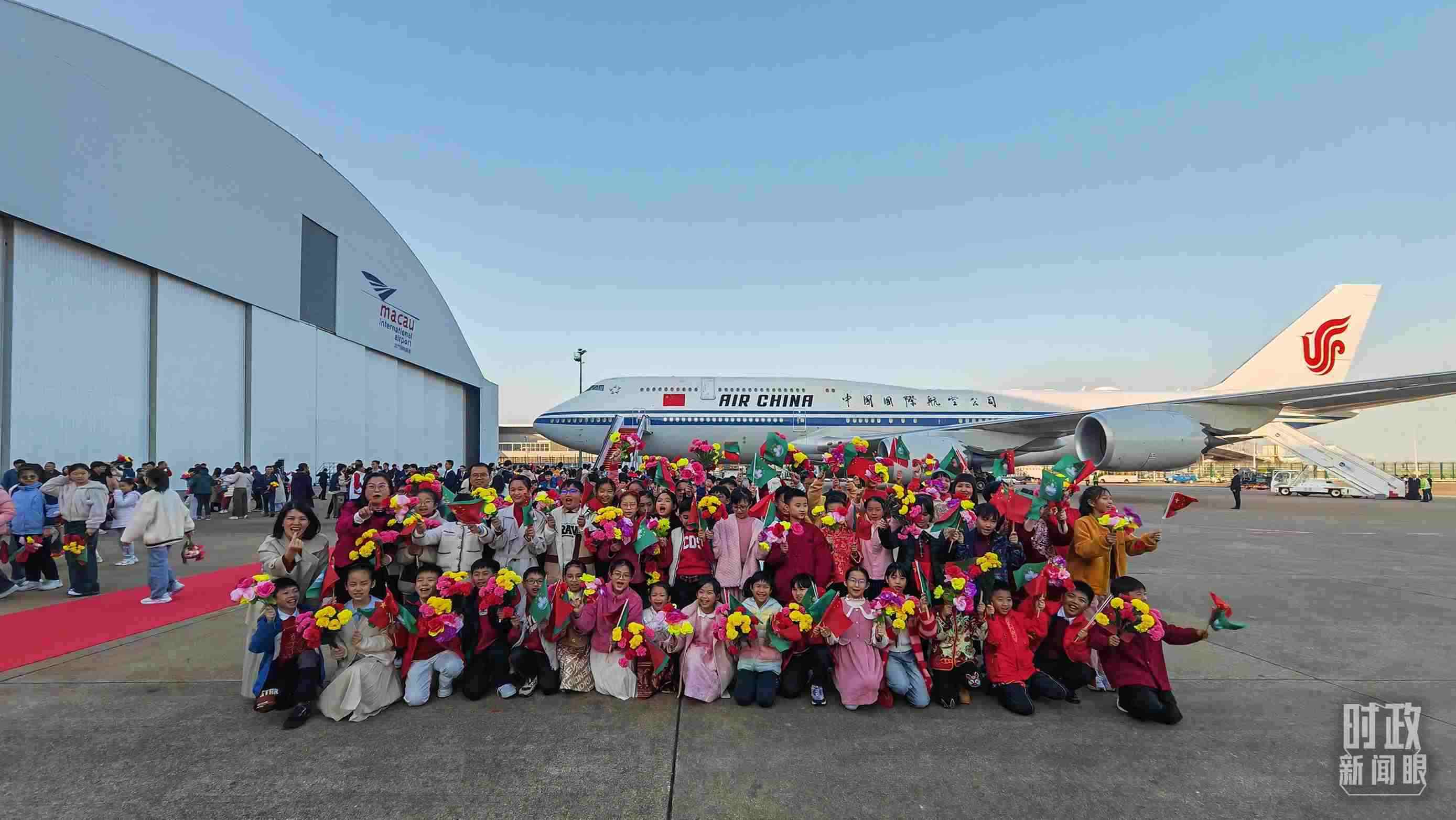 △歡迎儀式后，歡迎人群合影留念。（總臺央視記者劉琦拍攝）
