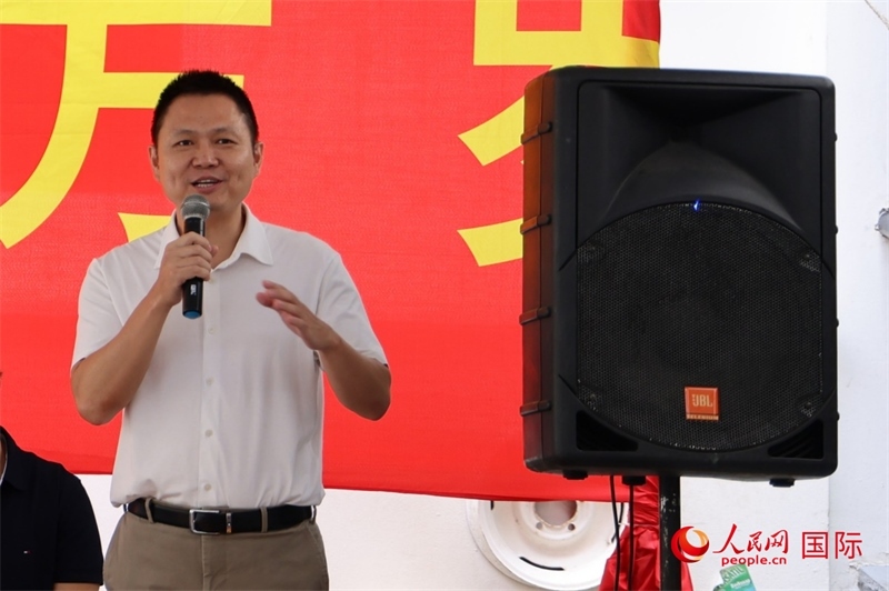中國(guó)駐里約總領(lǐng)館副總領(lǐng)事王尉育在捐贈(zèng)活動(dòng)上致辭。人民網(wǎng)記者 陳海琪攝